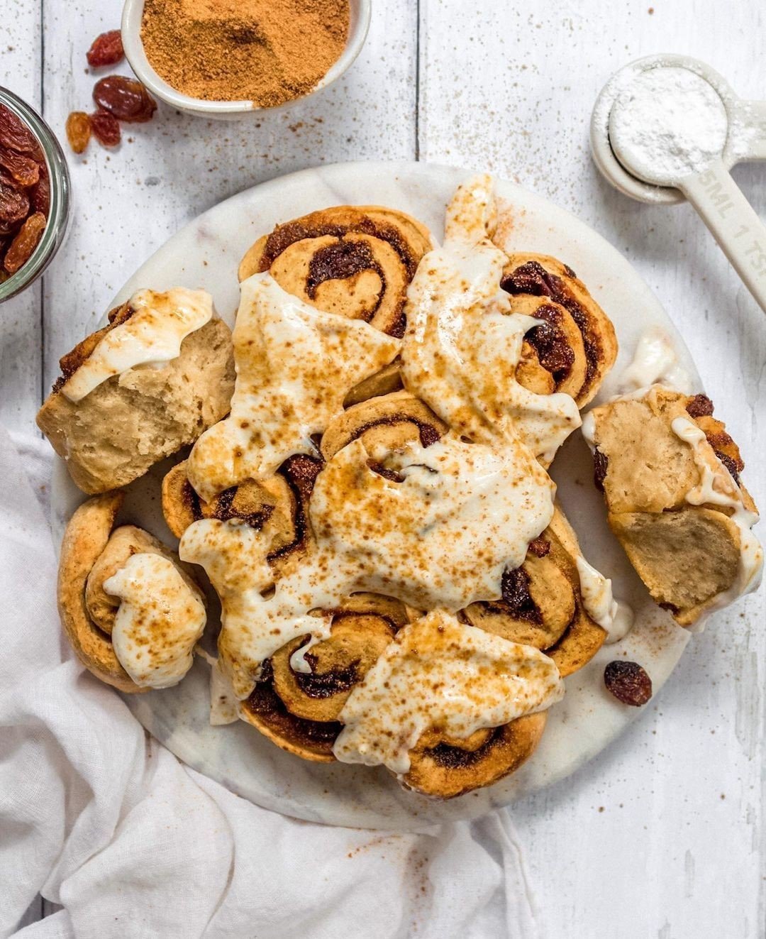 cinnamon raisin no yeast swirl buns